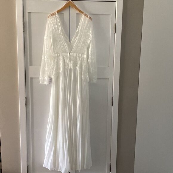 Lulus Wedding Dress/Gown - Picture 3 of 8